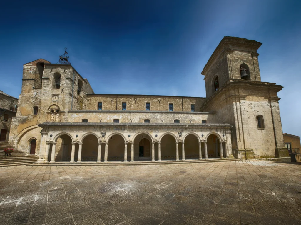 Facciata della Chiesa Madre dei SS. Pietro e Paolo a Petralia Soprana, con il loggiato ad archi e i due campanili in pietra