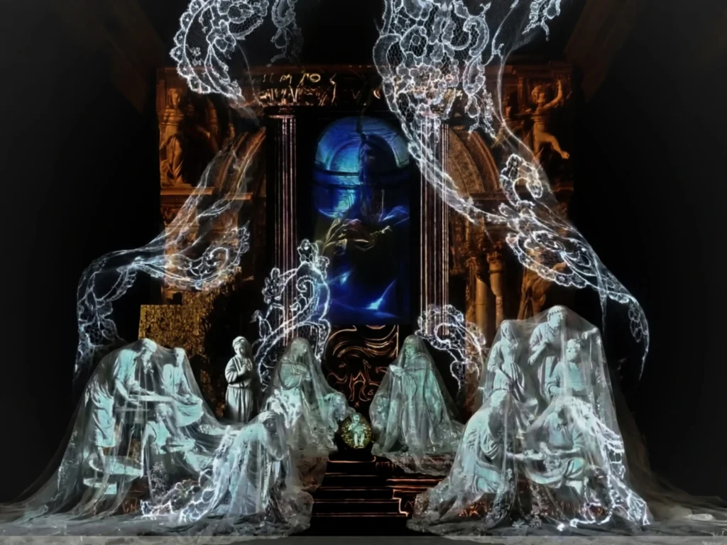 Statue del presepe coperte da veli trasparenti, con merletti bianchi proiettati dal video mapping attorno all’altare del Presepe d’InCanto